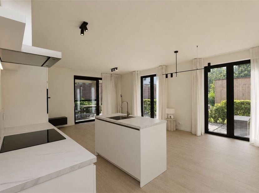 Energiezuinig gelijkvloersappartement met ruim terras en 2 slaapkamers op toplocatie in Genk<br />
<br />
Omgeving:<br />
+ Gelegen in de rustige e