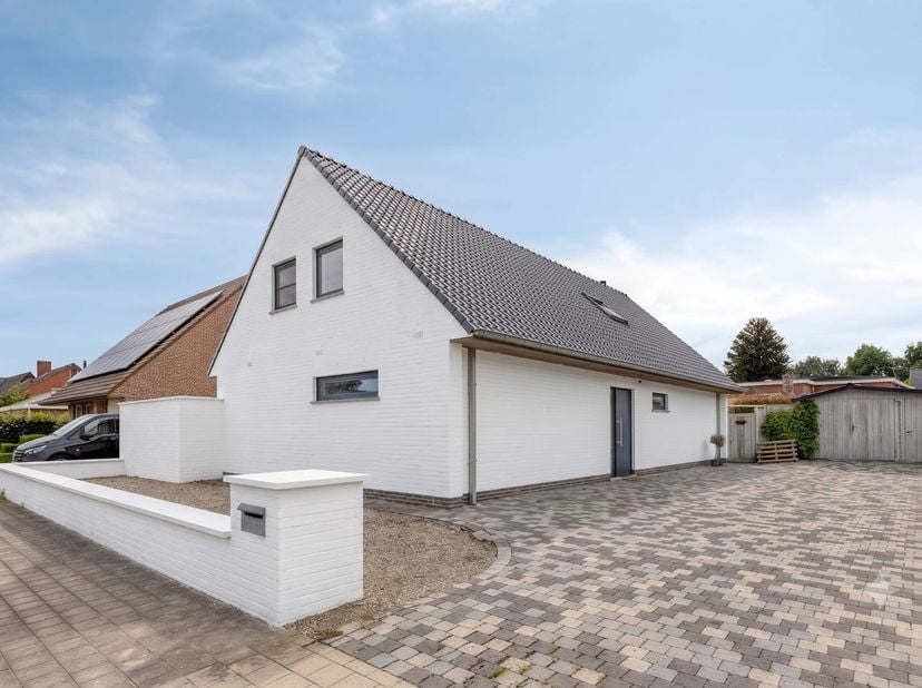 Cette maison spacieuse, construite en 1973 et rénovée en 2013, est située dans un quartier calme et agréable d'Oostrozebeke. L'emplacement allie un ac
