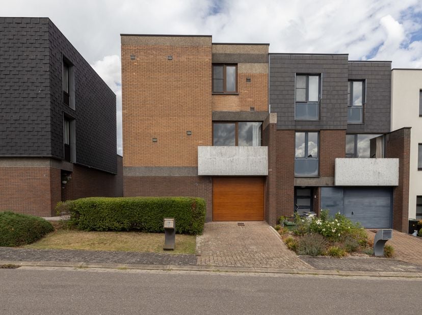 In een rustige en aangename familiale wijk, vlakbij het centrum van Kortenberg, bevindt zich deze bel-etagewoning die opgefrist dient te worden. Dankz