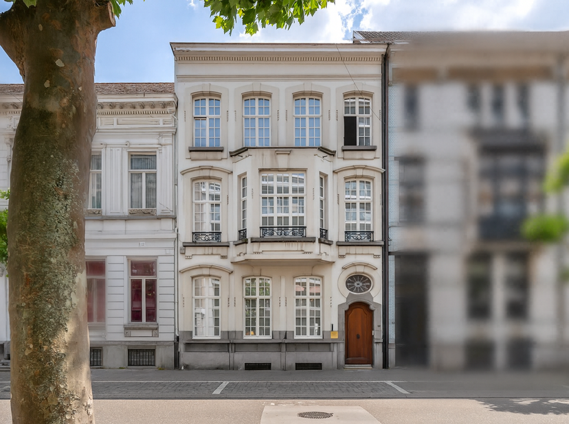 Schitterend herenhuis in eclectische stijl, gelegen in het centrum van Turnhout. Dit karaktervolle burgerhuis werd opgetrokken in 1935 naar een ontwer