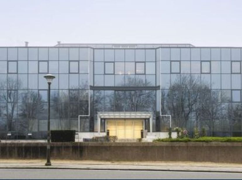 Dit moderne kantoorgebouw in Strombeek-Bever biedt je de ruimte om je bedrijf verder uit te bouwen op een strategische locatie aan de rand van Brussel