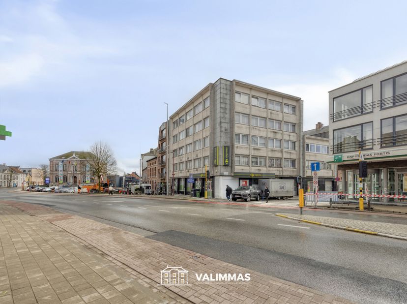 VALIMMAS verkoopt in het centrum van Asse dit verzorgde en direct instapklare hoekappartement op de derde verdieping (met lift).    <br />
<br />
Het