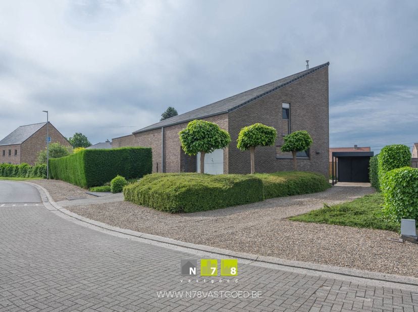 VRIJSTAANDE WONING MET 3 SLAAPKAMERS OP EEN PERCEEL VAN 7A33CA TE DILSEN. <br />
TROEVEN<br />
- Tijdloze, hedendaagse uitstraling.<br />
- Zeer goed