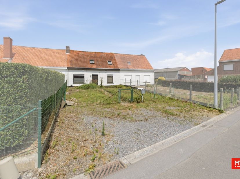 Op een rustige locatie in Geluveld bevindt zich deze te renoveren woning op een perceel van&amp;nbsp;455 m². De woning beschikt over een bewoonbare opperv