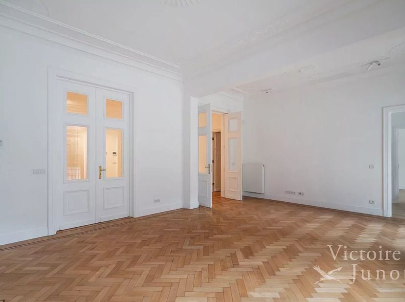 Gepresenteerd door Yanis Morsa: 0487 71 46 10 / yanis.morsa@victoire.be<br />
Victoire Junot biedt u aan in een in 1930 gebouwd gebouw, volledig geren