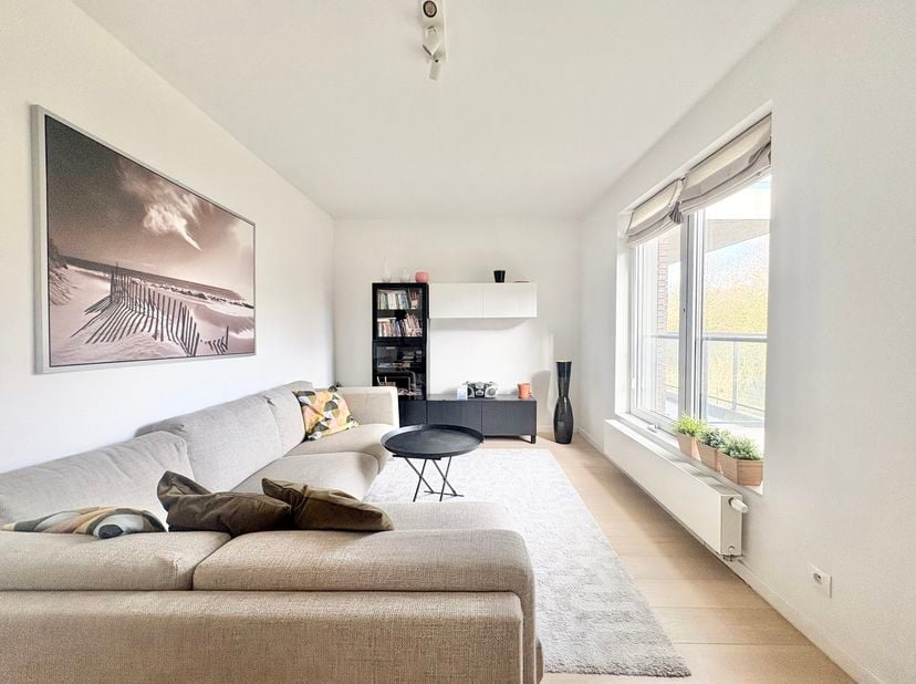 WOLUWE-SAINT-LAMBERT, rustig gelegen, nabij Tomberg en Roodebeek. Prachtig gemeubeld appartement (1 slk/1 douchkamer) van 68 m² met parking en terras.
