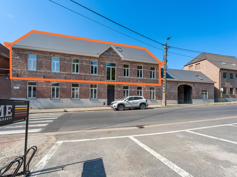 Unieke casco loft van ca. 190 m² in het landelijke Sint-Denijs<br />
Een droomproject dat al volop vorm kreeg en nu wacht op iemand die het verhaal ve