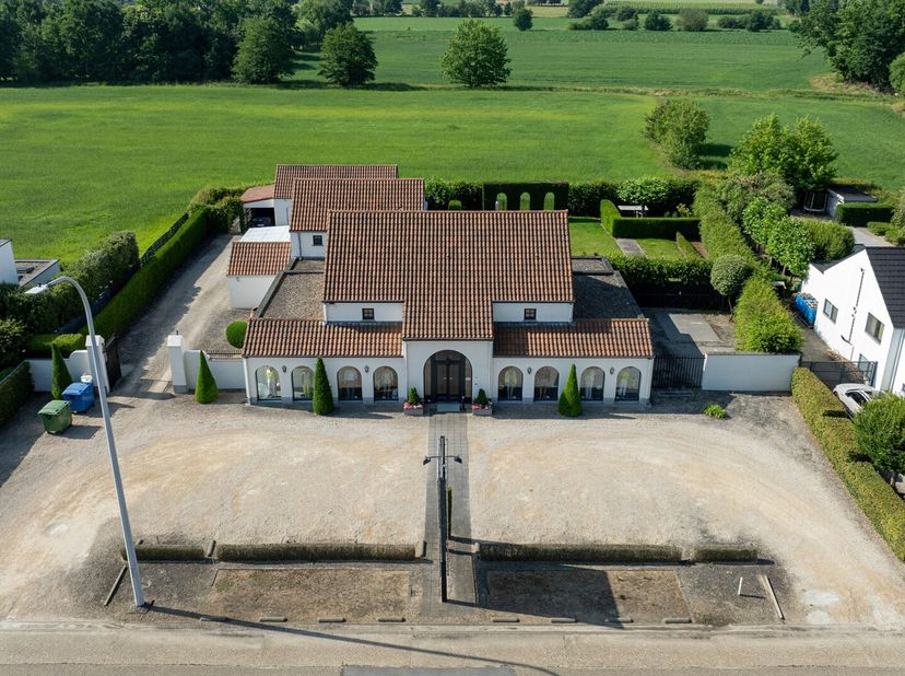 Prachtige en instapklare handelsruimte van 485m2 gelegen op een terrein van 1998m2 op een werkelijk top -zichtlocatie.<br />
Het pand heeft veel mogel