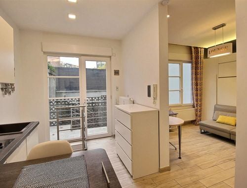                                         Studio à louer à Ixelles, € 825
