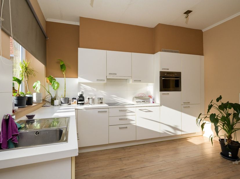 Dit authentieke handelspand met bovengelegen woonst is gelegen op een uitstekende toplocatie in het bruisende centrum van Bree, omringd door succesvol
