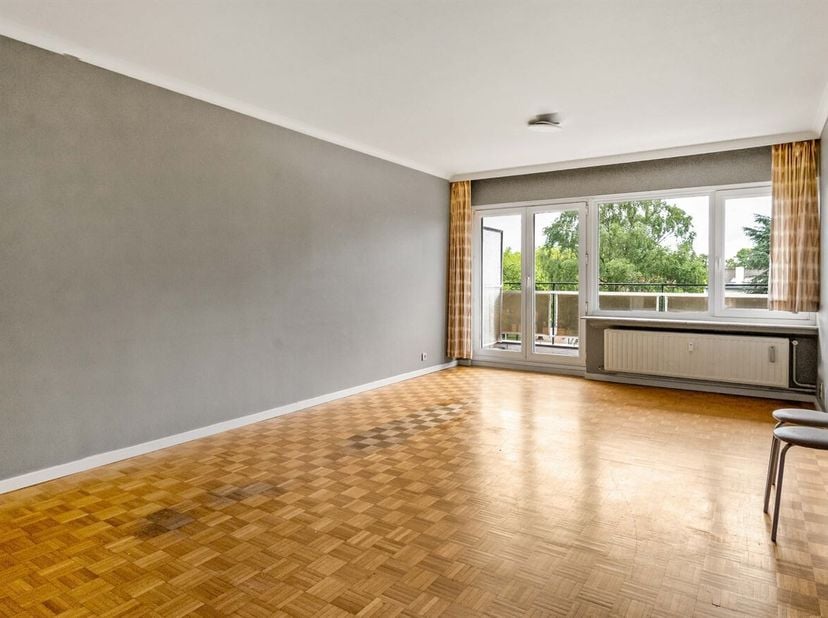 In het Koningin Fabiolapark te Sint-Niklaas bevindt zich dit verzorgd appartement op de tweede verdieping van blok 4. <br />
Via de inkomhal met ingeb