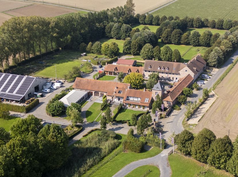 Prachtig gelegen hoeve op 7,8 hectare te koop in Celles. <br />
Deze volledig gerenoveerde hoeve werd voorzien van diverse functies, zijnde:<br />
- E