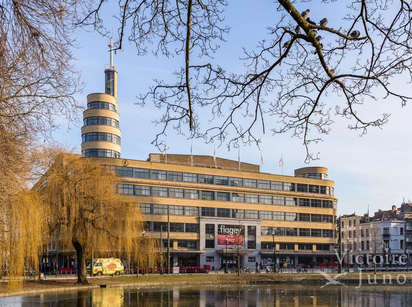 Profitez d'une excellente situation, entre le square du Luxembourg et le quartier de la Place Flagey, avec le nouveau projet Â EUROCROWN Â et ses espa
