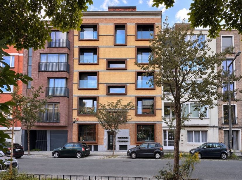 Subliem appartement ontworpen door CAAN Architecten gelegen langs de residentiële Patijntjestraat, omgeving Sint-Pietersstation met een ongeziene kwal