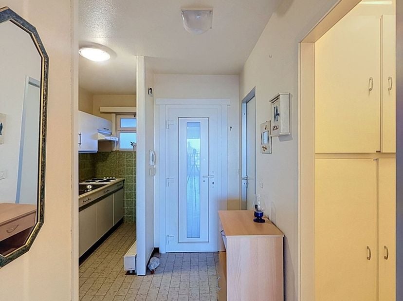 Op een mooie ligging aan het einde van de zeedijk van Middelkerke vind je dit lichtrijke appartement op de derde verdieping van residentie ‘Golden Bea