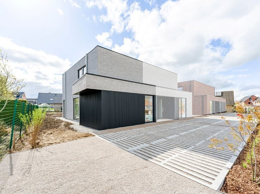 Deze nieuwbouwwoning biedt een sterke combinatie van moderne architectuur, comfort en hoog energie- en woontechnisch niveau in een goed bereikbare, gr