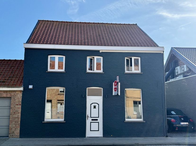 Deze veelzijdige eigendom is ideaal gelegen met een vlotte verbinding naar de autosnelweg en de kust, en biedt tal van mogelijkheden voor wie op zoek
