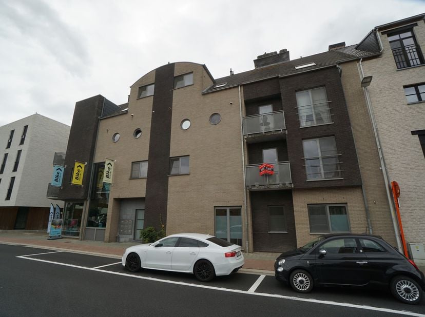 Instapklaar nieuwbouwappartement in de dorpskom van Vorst-Laakdal , op 5 minuten van oprit 24 E313 Antwerpen/ Hasselt. De geruisloze hydraulische lift
