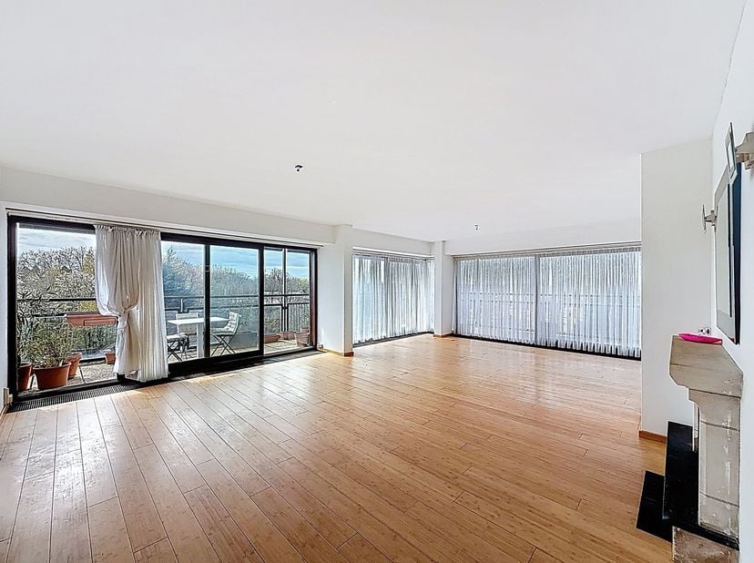Manoir d'Anjou, non loin de la place Dumont, au 5E étage d’un immeuble de standing avec ascenseur, magnifique appartement 3 chambres de ± 156m² avec g