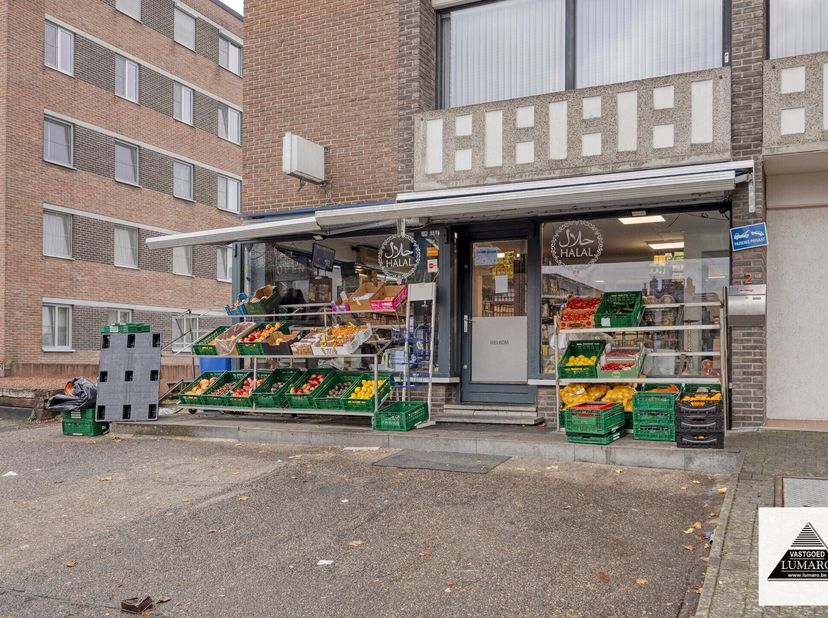 Handelsruimte, goed gelegen de Hugo Van der Goesstraat, zijstraat van de Van Eycklaan in Maaseik. Het gebouw omvat deze winkel en 5 appartementen.<br