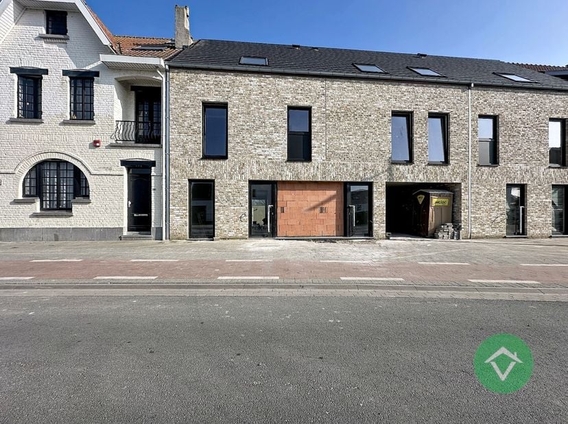 Deze energiezuininge en ruime nieuwbouwwoning (6 % BTW mogelijk) is voorzien van een warmtepomp met zonnepanelen en bestaat uit:<br />
Op het gelijkvl