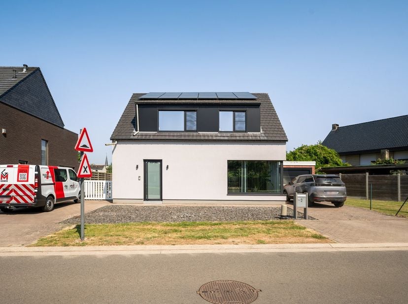 Op een uitstekende ligging, op wandelafstand van het dorpscentrum, bevindt zich deze totaal gerenoveerde woning.&amp;nbsp;<br />
<br />
Bij het binnenkome