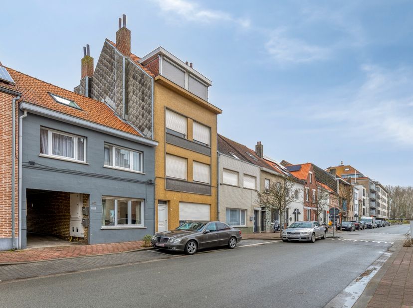 Opbrengsteigendom met 2 appartementen en een achterliggende garage in Knokke-Heist.<br />
<br />
Op 450 meter van het strand bevindt zich deze bijzond