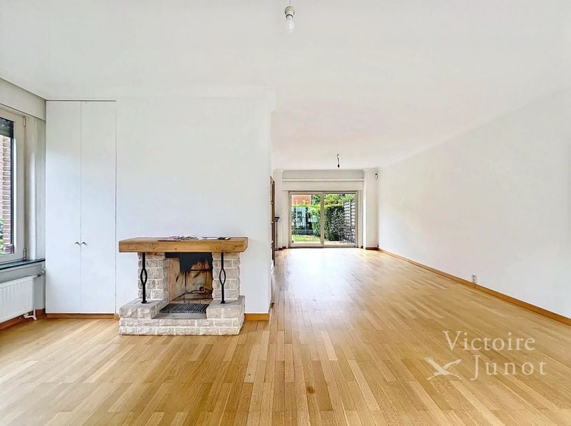 Bien présenté par Carla Rodriguez : 0494 07 97 54 / carla.rodriguez@victoire.be<br />
Idéalement située entre la place Dumon et la Place Sainte Alix,