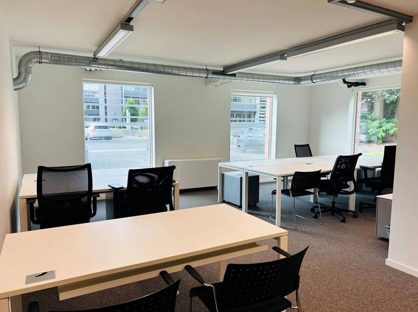 Deze ruime kantoren te huur in het Axxes Business Park te Merelbeke kennen een uitstekende ligging nabij de R4 en E40. Deze vlotte bereikbaarheid (zow