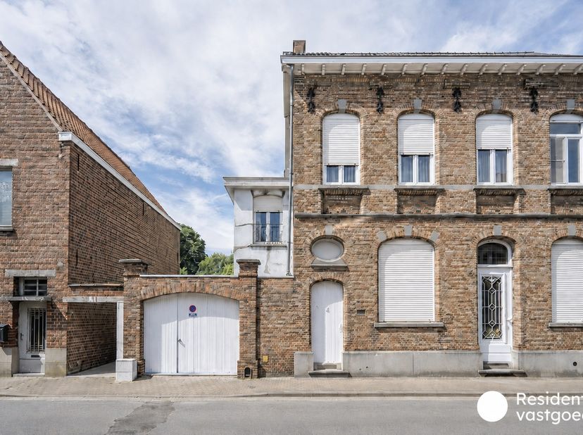Welkom in de Poperbosstraat 16, waar dit imposante burgerhuis terug te vinden is. Gelegen in het centrum van Torhout, geniet deze eigendom van een uit