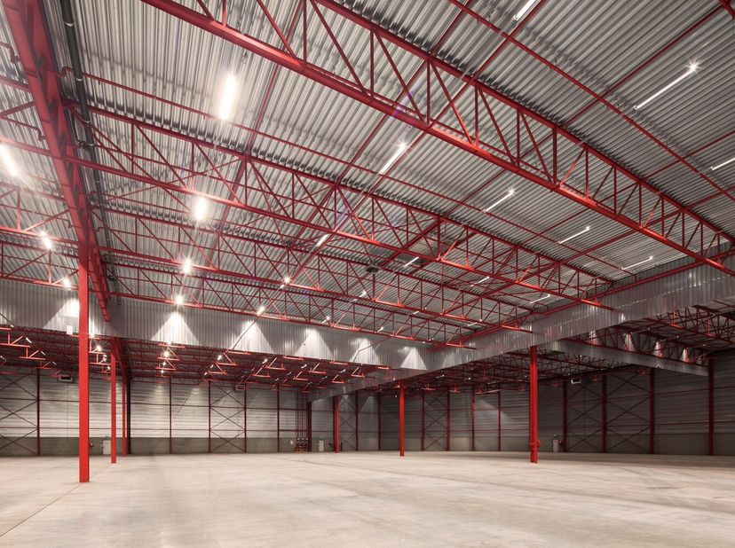 Op zoek naar een logistieke hub vlakbij de A12, E19 en op 1 kilometer van de containerterminal?<br />
Dit magazijn is beschikbaar vanaf 5.858 m² tot 1