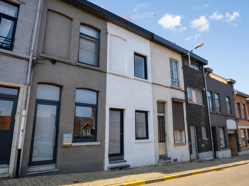 Bent u op zoek naar een instapklare en energiezuinige woning op een toplocatie? Dan is deze recent gerenoveerde woning in de Tiensestraat 11 te Aarsch