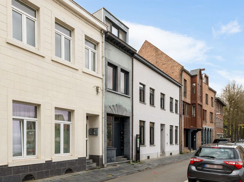 Propriété commerciale polyvalente avec licence de logement près du marché de Maaseik<br />
Cet immeuble commercial de plain-pied (env. 55 m² net) est