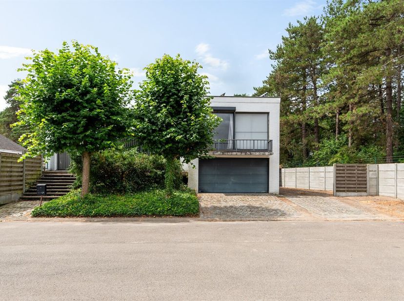 Split-level gezinswoning met 4 slaapkamers (mogelijk 5), garage en tuin<br />
Deze op te frissen split-level gezinswoning met 4 slaapkamers (mogelijk