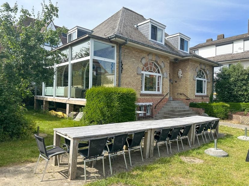 Maison de vacances avec 8 chambres, rénovée en 2015, a un emplacement central mais calme à St Idesbald.<br />
Le terrain spacieux de 10a 16ca, a un ja