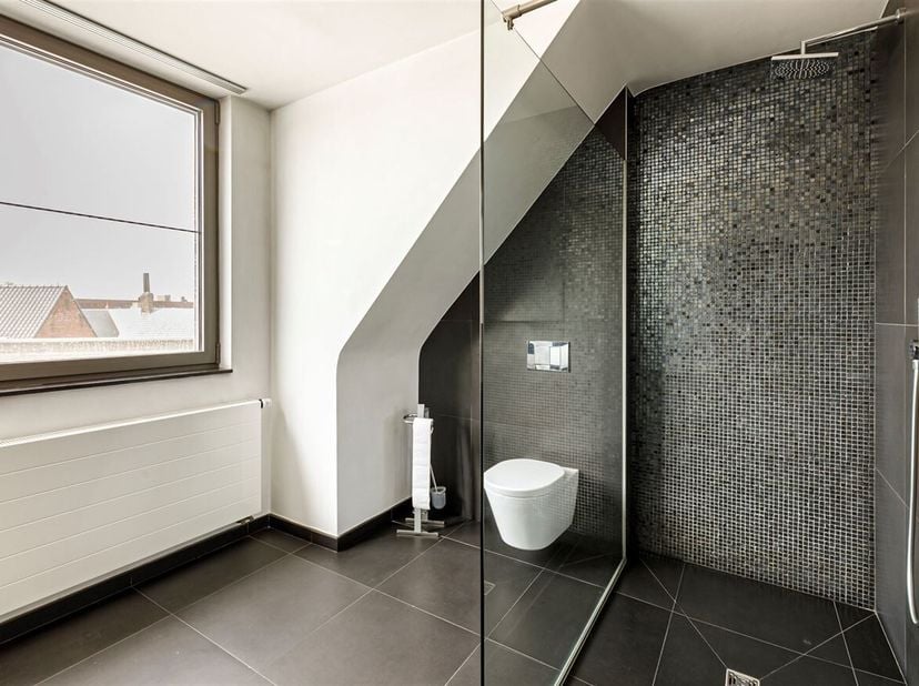 Luxueus, modern penthouse met 2 slaapkamers en uniek terras in hartje Geel<br />
Ligging: Centraal gelegen in de Gasthuisstraat, op wandelafstand van