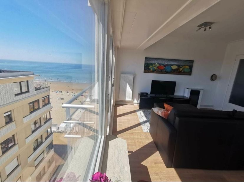 Situé au 8ᵉ étage de la Résidence Trianon, sur la digue, ce studio lumineux et prêt à l’emploi est idéal comme résidence secondaire ou comme investiss