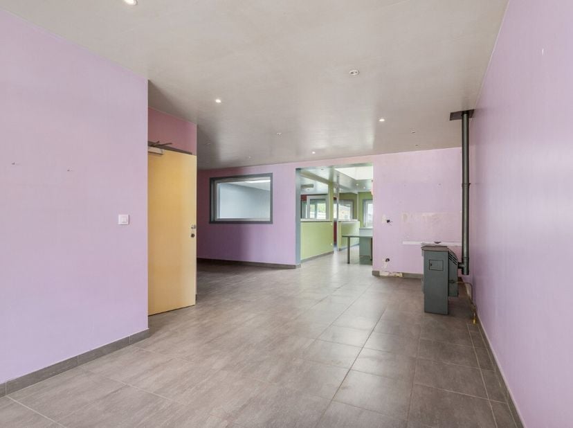 La Panne : Spacieuse maison familiale avec de nombreuses possibilités daménagement à vendre ! Située dans une rue résidentielle calme, la maison se tr