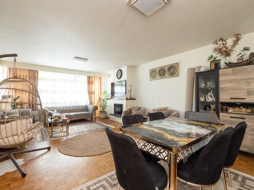 In het populaire Deurne Zuid vinden we in een gebouw met 6 appartementen dit leuke appartement terug op de eerste verdieping. Het appartement is te be