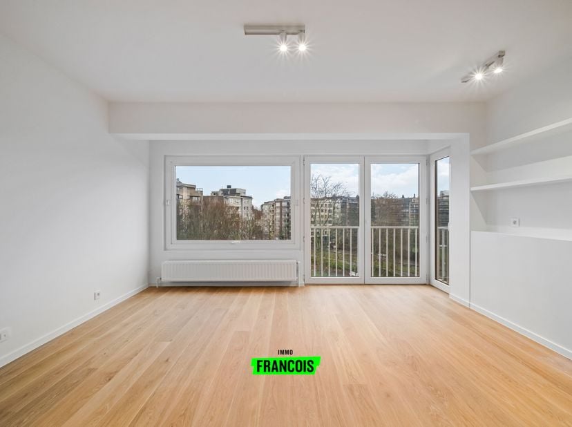 Situé sur la pittoresque place Princesse Clémentine, voici un appartement deux chambres. Vous vous trouvez dans une zone verte très agréable, idéaleme