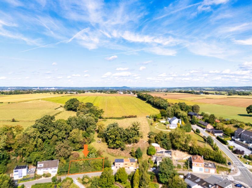 Bien située dans l'agréable village de Mortroux, parcelle de terrain de 403 m² en zone d'habitat à caractère rural avec permis d'urbanisme octroyé le