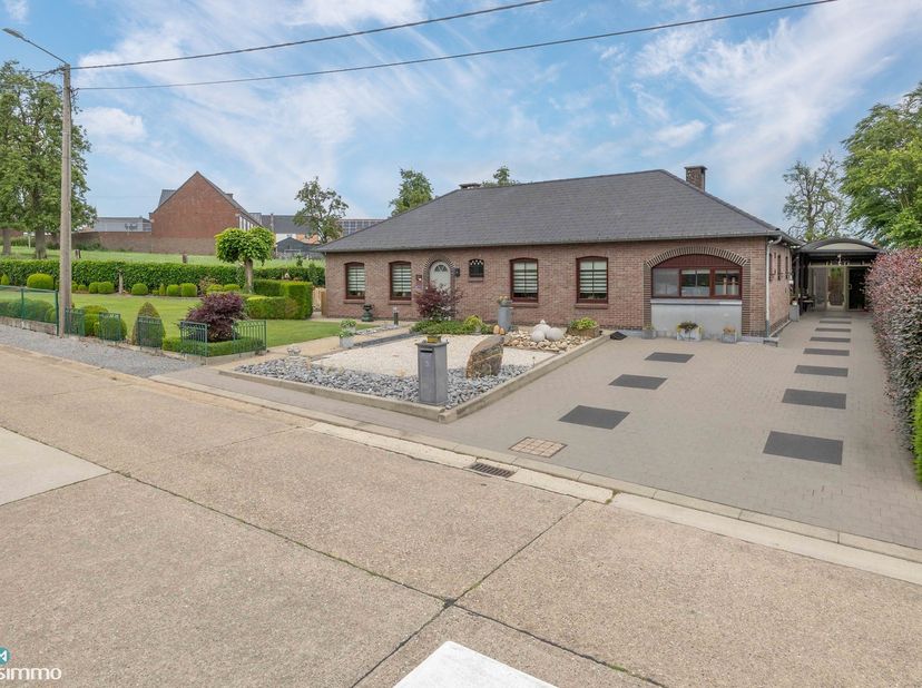 VRIJSTAANDE WONING MET MULTIFUNCTIONELE RUIMTE (KAPSALON) EN RUIME TUIN (BOUWGROND VOOR OPEN BEBOUWING) IN GROTE-SPOUWEN<br />
<br />
*** Bekijkt u de