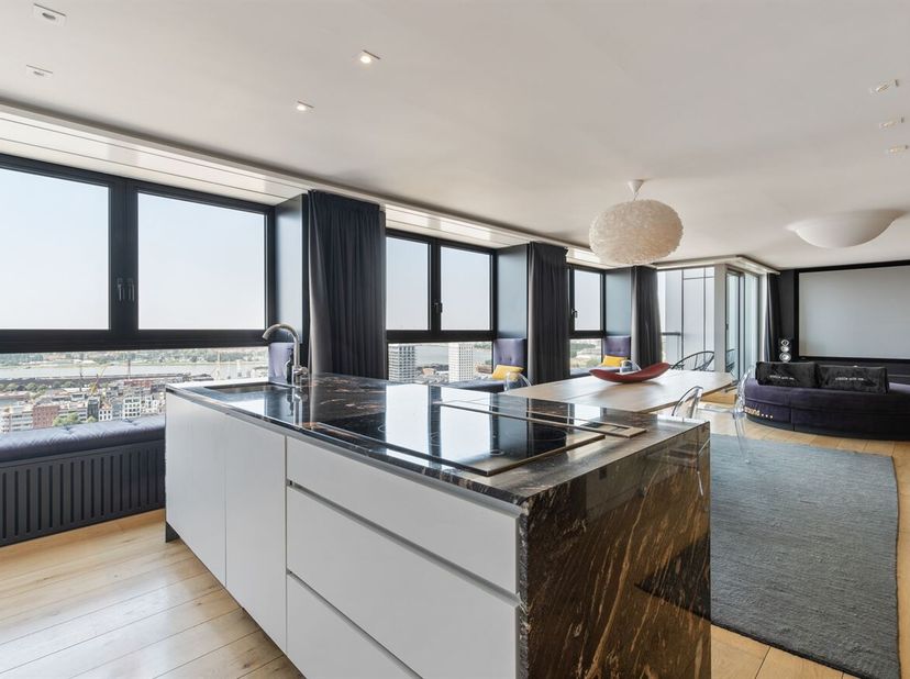 Exclusief penthouse met panoramisch uitzicht te koop!<br />
Ligging:<br />
Op de 21e verdieping van de iconische London Tower op het Eilandje, met een
