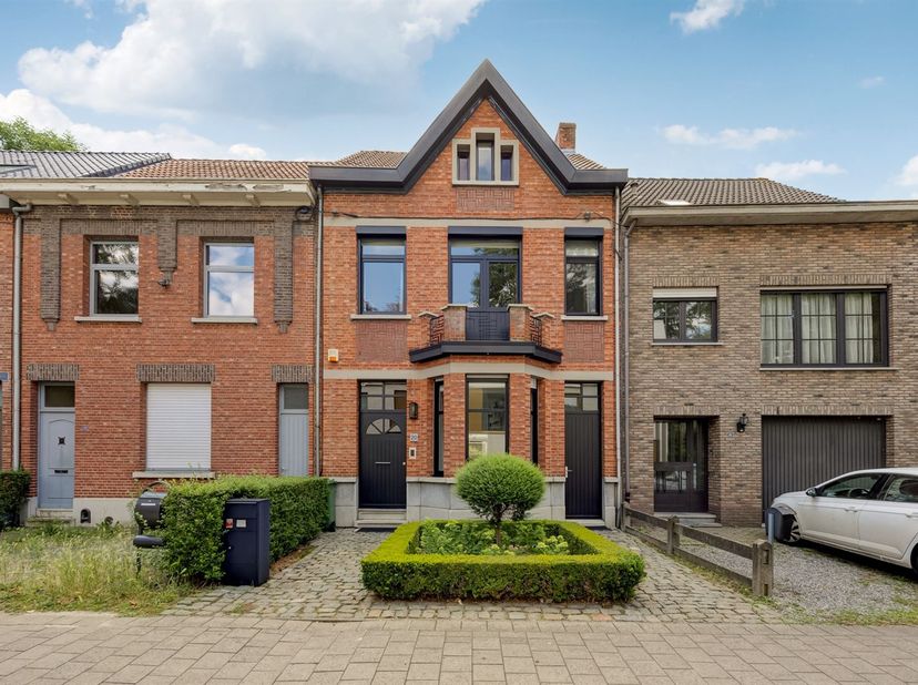 Gelegen in het groene Ekeren-Donk, op wandelafstand van Donk Patio en grens Brasschaat.<br />
<br />
Indeling: inkomhal, leefkamer met gashaard op m