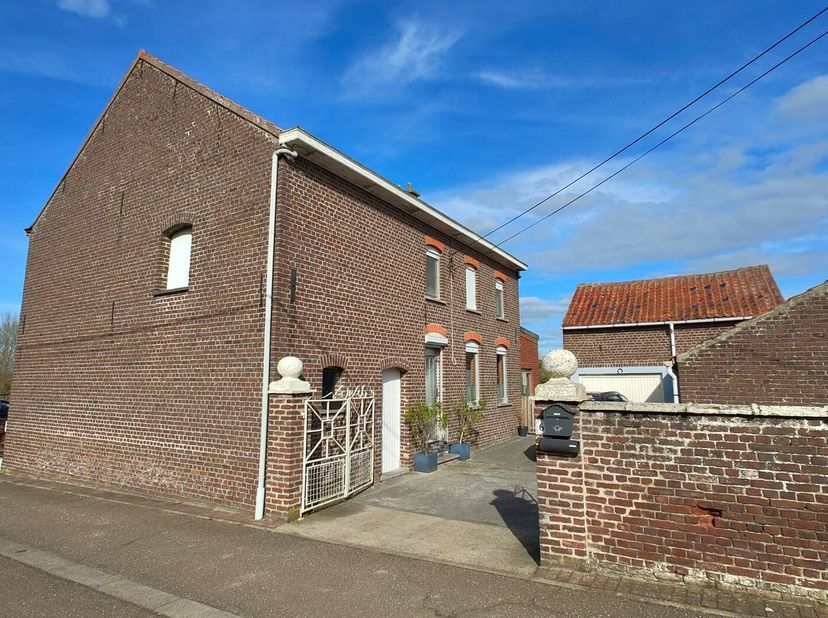 Deze droomwoning is ruimte en comfort. De woning is instapklaar en beschikt over 3 slaapkamers, wat ideaal is voor een gezin. Daarnaast is er een ruim