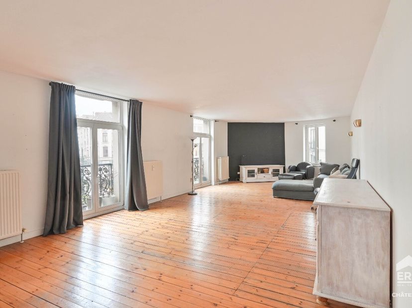 1-bedroom apartment for sale  Brussels ERA Châtelain presents this magnificent character apartment ideally located in the Hypercenter of Brussels, wit