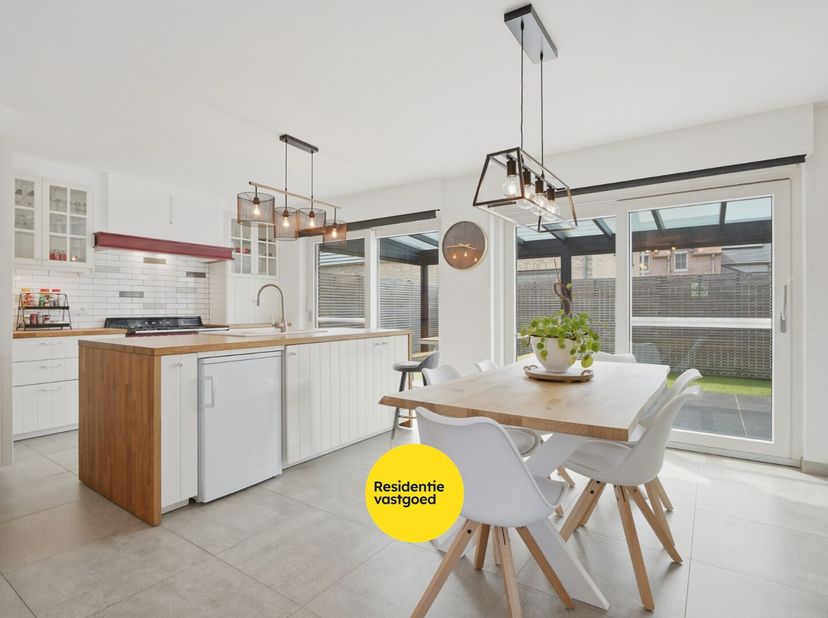 Recente (2020) halfopen woning op 112m² te Nieuwpoort-Stad.<br />
Deze ruime en moderne woning biedt alles wat u nodig heeft voor comfortabel en stijl