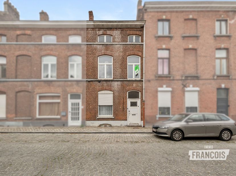 Découvrez cette maison de maître à rénover, magnifiquement située le long des Vesten de Bruges et à proximité de la gare.<br />
Au rez-de-chaussée se
