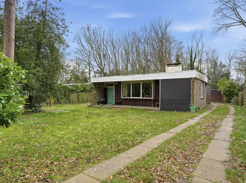Gelegen in een uitzonderlijk rustige en groene omgeving bevindt zich deze alleenstaande bungalow op een mooi perceel van 1.092 m². De woning is versch