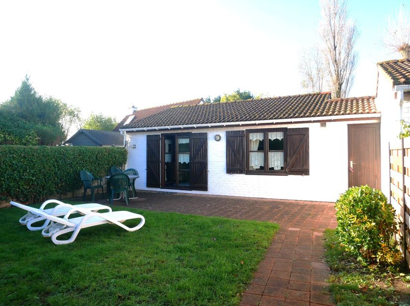 Maison de dunes prête à emménager dans le parc de vacances Zeebos, avec piscine commune, à distance de marche de la plage. Comprend une entrée avec to